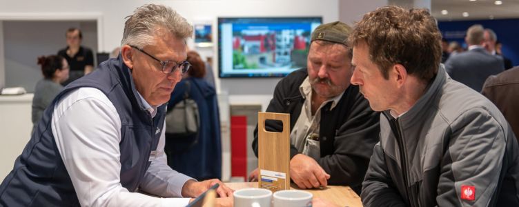 Kundengespräch am Messestand der Remmers Gruppe