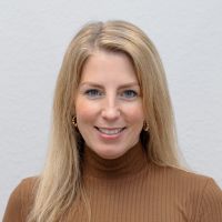 Birte Schwab – Content Creation Manager: Lächelnde Frau mit leichten Sommersprossen und schulterlangem, blonden Haar.