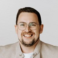 Jochen Seelig: hombre, pelo castaño y delgado, gafas grandes y cuadradas