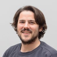 Michael Rachel – Senior Sales Manager: Lächelnder Mann mit schwarzem Bart und etwas längeren dunkelbraunen Haaren